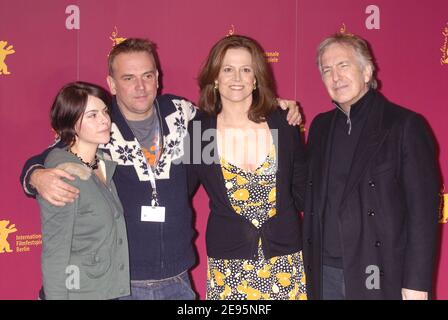 (De gauche à droite) l'actrice américaine Emily Hampshire, le réalisateur Marc Evans, l'actrice américaine Sigourney Weaver, l'acteur américain Alan Rickman pose à un photocall pour le film « maintenant Cake » réalisé par Marc Evans lors de la 56e Berlinale, International film Festival à Berlin, en Allemagne, le 9 février 2006. Photo de Bruno Klein/ABACAPRESS.COM Banque D'Images