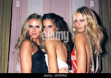 Les modèles secrets de Victoria, Heidi Klum, Izabel Goulart et Karolina Kurkova (l-r), se posent lors de la célébration secrète de la Saint-Valentin du Victoria, qui a eu lieu lors DU SPECTACLE de boîte de nuit, à New York, NY, USA, le 9 février 2006. Photo de David Miller/ABACAPRESS.COM Banque D'Images