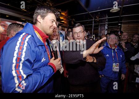 Antoine Deneriaz, de France, célèbre sa médaille d'or de la descente masculine aux XXes Jeux Olympiques d'hiver, avec le ministre français des Sports Jean-François Lamour à Sestrières, en Italie, le 12 février 2006. Photo de Gouhier-Nebinbger-Orban/CAMELEON/ABACAPRESS.COM Banque D'Images