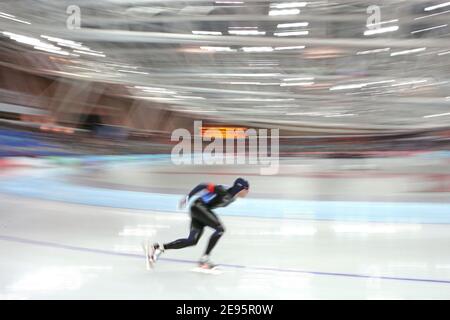 Concurrents pendant la course de patinage de vitesse 500 mètres pour hommes aux Jeux Olympiques d'hiver de Turin 2006 à Oval Lingotto à Turin, Italie le 13 février 2006 les XX Jeux Olympiques d'hiver se dérouleront du 10 au 26 février 2006. Photo de Gouhier-Nebinger-Orban/Cameleon/ABACAPRESS.COM Banque D'Images