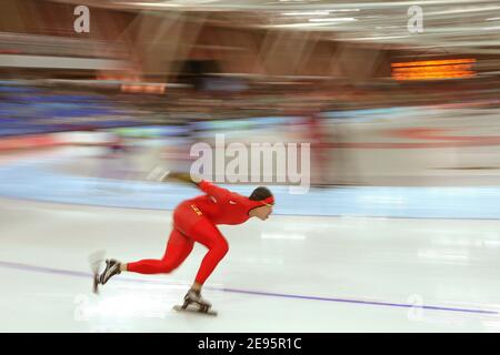 Concurrents pendant la course de patinage de vitesse 500 mètres pour hommes aux Jeux Olympiques d'hiver de Turin 2006 à Oval Lingotto à Turin, Italie le 13 février 2006 les XX Jeux Olympiques d'hiver se dérouleront du 10 au 26 février 2006. Photo de Gouhier-Nebinger-Orban/Cameleon/ABACAPRESS.COM Banque D'Images