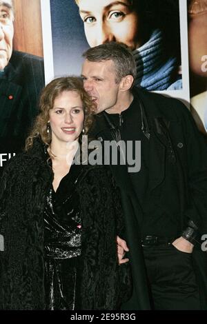 L'actrice française Florence Darel et l'actrice Lambert Wilson assistent au film "Fauteuils d'Orchestre" réalisé par Daniele Thompson qui s'est tenu à l'UGC Normandy à Paris, France, le 13 février 2006. Photo de Laurent Zabulon/ABACAPRESS.COM. Banque D'Images