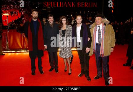 L'acteur américain Kim Rossi Stuart, l'acteur italien Pierfrancesco Favino, l'acteur italien Claudio Santamaria, l'actrice française Anna Mouglalis et la réalisatrice italienne Michele Placido assistent à la première de leur film 'Romanzo Criminale' lors du 56 ème Festival International du film de Berlin, en Allemagne, le 15 février 2006. Photo de Bruno Klein/ABACAPRESS.COM. Banque D'Images