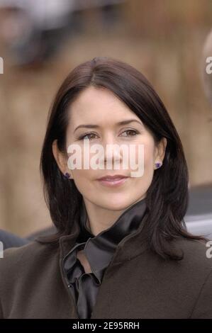 Leur Royal Hignesses le Prince héritier Frederik et la Princesse Marie du Danemark marchent le long du 'Waldermarsmauer' à Dannewerk, Schleswig-Holstein, pendant leur voyage de 2 jours en Allemagne le 18 février 2006. Photo de Bruno Klein/ABACAPRESS.COM Banque D'Images