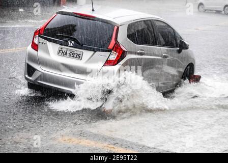 Sao Paulo, Sao Paulo, Brésil. 2 février 2021. Sao Paulo (SP), 02/02/2021 - CHUVA FORTE EM SAO PAULO - Movimentacao das forts chuvas que atingiram a regiao do Ipiranga na . zona sul de Sao Paulo, nesta tarde de terca-feira crédit: Adeleke Anthony Fote/TheNEWS2/ZUMA Wire/Alamy Live News Banque D'Images