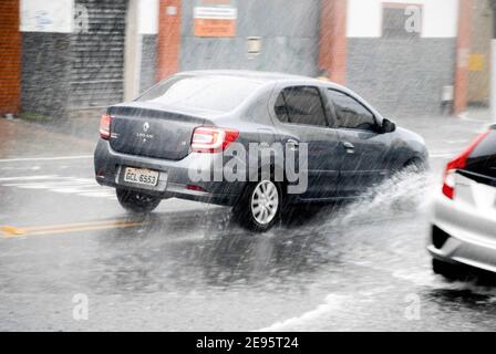 Sao Paulo, Sao Paulo, Brésil. 2 février 2021. (INT) fortes précipitations à Sao Paulo. 2 février 2021, Sao Paulo, Brésil: Une forte pluie qui a frappé la région d'Ipiranga de Sao Paulo affectant le flux de la circulation des véhicules, le mouvement des personnes et causant des inondations aussi.Credit: Adeleke Anthony Fote/Thenews2 Credit: Adeleke Anthony Fote/TheNEWS2/ZUMA Wire/Alay Live News Banque D'Images