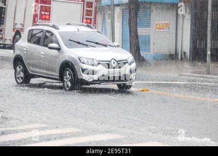 Sao Paulo, Sao Paulo, Brésil. 2 février 2021. Sao Paulo (SP), 02/02/2021 - CHUVA FORTE EM SAO PAULO - Movimentacao das forts chuvas que atingiram a regiao do Ipiranga na . zona sul de Sao Paulo, nesta tarde de terca-feira crédit: Adeleke Anthony Fote/TheNEWS2/ZUMA Wire/Alamy Live News Banque D'Images