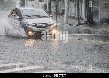 Sao Paulo, Sao Paulo, Brésil. 2 février 2021. Sao Paulo (SP), 02/02/2021 - CHUVA FORTE EM SAO PAULO - Movimentacao das forts chuvas que atingiram a regiao do Ipiranga na . zona sul de Sao Paulo, nesta tarde de terca-feira crédit: Adeleke Anthony Fote/TheNEWS2/ZUMA Wire/Alamy Live News Banque D'Images