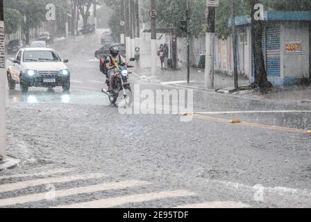 Sao Paulo, Sao Paulo, Brésil. 2 février 2021. Sao Paulo (SP), 02/02/2021 - CHUVA FORTE EM SAO PAULO - Movimentacao das forts chuvas que atingiram a regiao do Ipiranga na . zona sul de Sao Paulo, nesta tarde de terca-feira crédit: Adeleke Anthony Fote/TheNEWS2/ZUMA Wire/Alamy Live News Banque D'Images