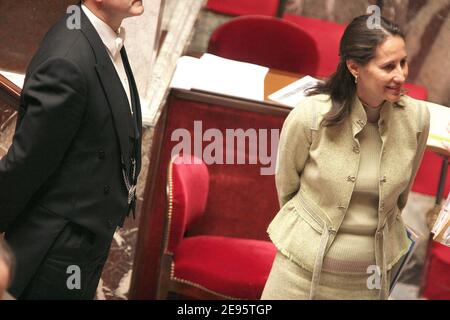 Segolene Royal, membre du parti socialiste français, participe au débat CPE (nouveaux contrats de travail réservés aux premiers emplois) à l'Assemblée nationale à Paris, le 21 février 2006. Photo de Mousse/ABACAPRESS.COM Banque D'Images