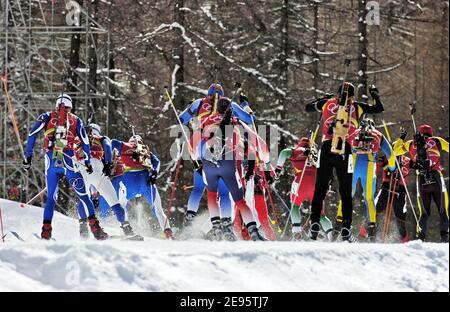 Les concurrents pendant la course de biathlon Relay 4 x 7.5 km de Men à Cesana San Sicario, en Italie, aux Jeux Olympiques d'hiver de Turin 2006 le 21 février 2006. Les XX Jeux Olympiques d'hiver se dérouleront du 10 au 26 février 2006. Photo de Gouhier-Nebinger/Cameleon/ABACAPRESS.COM Banque D'Images