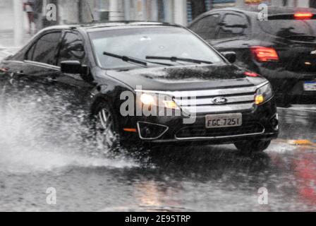 Sao Paulo, Sao Paulo, Brésil. 2 février 2021. (INT) fortes précipitations à Sao Paulo. 2 février 2021, Sao Paulo, Brésil: Une forte pluie qui a frappé la région d'Ipiranga de Sao Paulo affectant le flux de la circulation des véhicules, le mouvement des personnes et causant des inondations aussi.Credit: Adeleke Anthony Fote/Thenews2 Credit: Adeleke Anthony Fote/TheNEWS2/ZUMA Wire/Alay Live News Banque D'Images