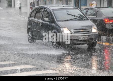 Sao Paulo, Sao Paulo, Brésil. 2 février 2021. Sao Paulo (SP), 02/02/2021 - CHUVA FORTE EM SAO PAULO - Movimentacao das forts chuvas que atingiram a regiao do Ipiranga na . zona sul de Sao Paulo, nesta tarde de terca-feira crédit: Adeleke Anthony Fote/TheNEWS2/ZUMA Wire/Alamy Live News Banque D'Images