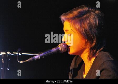 EXCLUSIF. La chanteuse française Anne-Laure Sibon se produit en direct au Sentier des Halles à Paris, en France, le 16 février 2006. Photo de Denis Guignebourg/ABACAPRESS.COM Banque D'Images