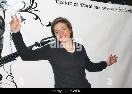 EXCLUSIF. La chanteuse française Anne-Laure Sibon se produit en direct au Sentier des Halles à Paris, en France, le 16 février 2006. Photo de Denis Guignebourg/ABACAPRESS.COM Banque D'Images