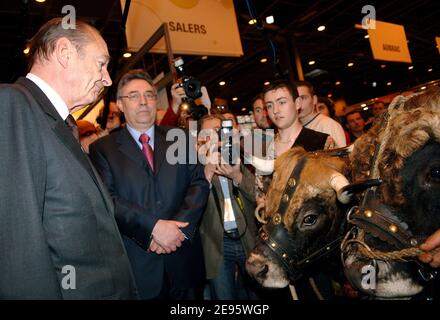 Le Président français Jacques Chirac regarde une vache de la région de Salers lors de l'ouverture officielle du salon agricole international 2006 qui s'est tenu à Paris-Expo, le 25 février 2006. Photo de Christophe Guibbbaud/ABACAPRESS.COM Banque D'Images