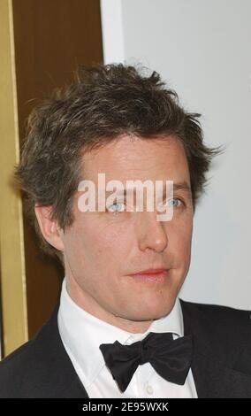 L'acteur britannique Hugh Grant pose dans la salle de presse lors de la 31e cérémonie de remise des prix Cesar qui s'est tenue au Théâtre du Châtelet à Paris, en France, le 25 février 2006. Photo de Klein-Orban/ABACAPRESS.COM Banque D'Images