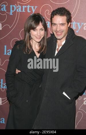 Elsa Zyberstein et son petit ami Nicolas Bedos participent à la 31e cérémonie de remise des prix Cesar après la fête, 'la Party, l'After Cesar, Soiree Chivas' qui s'est tenue rue Royale à Paris, en France, le 25 février 2006. Photo de Denis Guignebourg/ABACAPRESS.COM Banque D'Images