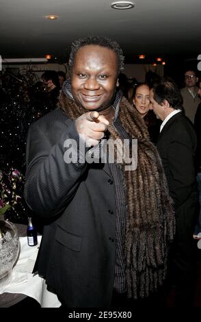 Le présentateur de télévision française Magloire participe à la fête d'inauguration du restaurant de Claude Makelele 'Royce' à Paris, France, le 26 février 2006. Photo de Laurent Zabulon/ABACAPRESS.COM. Banque D'Images