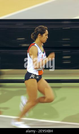 La France Bouchra Ghezielle participe à la finale de 3000m aux Championnats de piste et de terrain français en salle, à Clermond-Ferrant, en France, le 26 février 2006. Ghezielletake la première place. Photo de Stéphane Kempinaire/Cameleon/ABACAPRESS.COM Banque D'Images