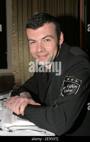 EXCLUSIF. Xavier Anthony assiste à un dîner de Charité au profit de l'association "Graines d'avenir" de Véronique Jannot et de son livre "trouver le chemin" tenu au club "l'Etoile" à Paris, France, le 27 février 2006. Photo de Benoit Pinguet/ABACAPRESS.COM Banque D'Images