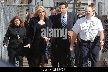 L'ancienne joueuse de Playboy Anna Nicole Smith arrive à la Cour suprême des États-Unis avec son avocat, Howard Stern le 28 février 2006 à Washington DC. Smith est impliqué dans une affaire judiciaire devant le tribunal concernant la succession de son défunt mari, le Texas oilman J. Howard Marshall II Photo par Olivier Douliery/ABACAPRESS.COM Banque D'Images