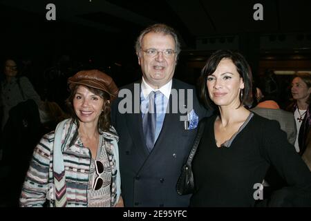 L'actrice espagnole Victoria Abril, les designers de l'Alliance Alain Dumenil et l'actrice française Mathilda May ont photographié les coulisses après la présentation de la collection prêt-à-porter automne-hiver 2006-2007 de Jean-Louis Scherrer, qui s'est tenue au carrousel du Louvre, à Paris, en France, le 1er mars 2006. Photo de Orban-Taamallah-Zabulon/ABACAPRESS.COM Banque D'Images