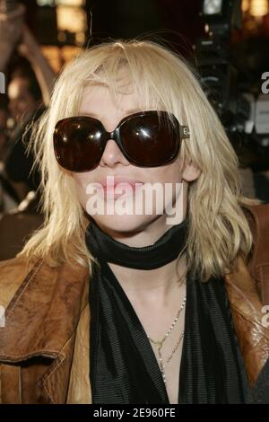 Courtney Love participe au salon de mode prêt-à-porter automne-hiver 2006-2007 de Stella McCartney, qui s'est tenu au « Grand Hotel » à Paris, en France, le 2 mars 2006. Photo de Orban-Taamallah-Zabulon/ABACAPRESS.COM Banque D'Images