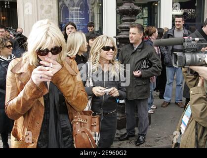 Courtney Love quitte le Grand Hotel après avoir assisté au salon de mode prêt-à-porter automne-hiver 2006-2007 de Stella McCartney à Paris, France, le 2 mars 2006. Photo de Orban-Taamallah-Zabulon/ABACAPRESS.COM Banque D'Images