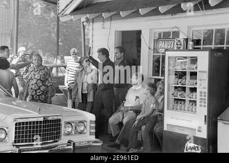 Campagne de la nomination présidentielle démocratique Jimmy carter faites un arrêt à la station-service de son frère Billy, dans leur ville natale de Plains, en Géorgie, aux États-Unis, Thomas J. O'Halloran, le 10 septembre 1976 Banque D'Images