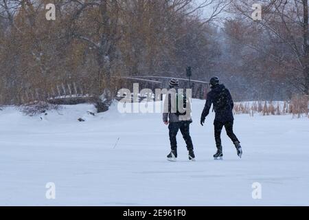 Ottawa, Canada. 2 février 2021. Paire en train de profiter de la patinoire du canal Rideau dans la capitale canadienne Banque D'Images