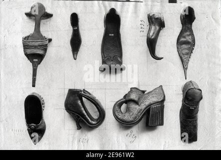 Chaussures exotiques, Musée de Cluny, vers 1870. Photographie de Séraphin-Médéric Mieulement (1840 - 1905). Banque D'Images