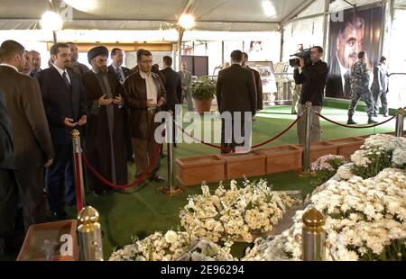 Dans cette photo mise à disposition par le journal Al-Mustaqbal, le législateur libanais Saad Hariri, à gauche, fils de Rafik Hariri, ancien Premier ministre tué, et le chef du Hezbollah Sheik Hassan Nasrallah, deuxième à gauche, priez devant la tombe de Rafik Hariri, vu dans l'affiche, à droite, dans le centre-ville de Beyrouth, au Liban, le vendredi 3 mars 2006. Les leaders rivaux du Liban se sont réunis vendredi à huis clos pour tenter de trouver des solutions aux questions les plus controversées : le sort du président pro-syrien et les armes du Hezbollah. Photo de Michael Dorhn/ABACAPRESS.COM. Banque D'Images