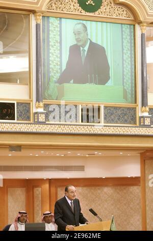 Le président français Jacques Chirac prononce un discours lors d'une réunion des chefs d'entreprise franco-saoudiens le 5 mars 2006 à Riyad, en Arabie saoudite. Photo de Mousse/ABACAPRESS.COM. Banque D'Images