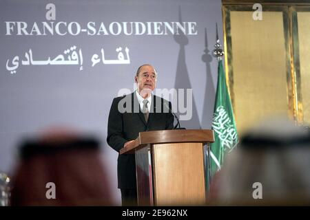 Le président français Jacques Chirac prononce un discours lors d'une réunion des chefs d'entreprise franco-saoudiens le 5 mars 2006 à Riyad, en Arabie saoudite. Photo de Mousse/ABACAPRESS.COM. Banque D'Images