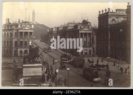 Vue sur Waterloo place en direction de Calton Hill, Édimbourg, Écosse, 1880. Photographie de James Valentine & Sons. Banque D'Images