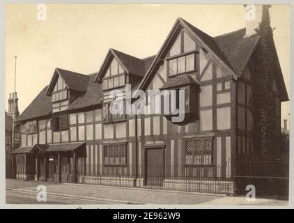 Vue extérieure du lieu de naissance de Shakespeare, la maison considérée comme le berceau et la maison d'enfance du poète anglais, dramaturge et acteur William Shakespeare, Stratford-upon-Avon, Warwickshire, Angleterre, vers 1885. Banque D'Images