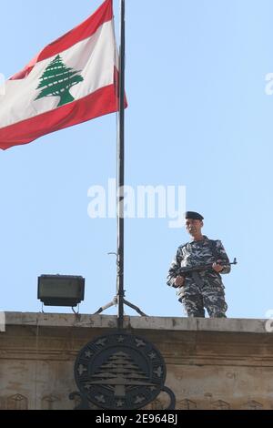 Un soldat libanais de l'armée garde, près d'un drapeau national, au sommet du Parlement où les dirigeants libanais se rencontraient pour un dialogue national interlibanais visant à résoudre les profondes divisions du pays depuis la fin de la domination syrienne, dans le centre-ville de Beyrouth, au Liban, le lundi 6 mars 2006. Haut de la page les dirigeants libanais ont repris lundi des négociations ardues le quatrième jour d'un dialogue national, en essayant de trouver un terrain d'entente sur certaines des questions les plus controversées du pays. Photo de Michael Dohrn/ABACAPRESS.COM Banque D'Images