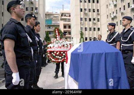 Les soldats libanais rendent hommage au cercueil du Français Michel Seurat, enveloppé dans le drapeau national de son pays, lors d'une cérémonie de passation de pouvoir à Beyrouth, le 7 mars 2006. Le corps de Seurat, qui a été enlevé il y a plus de 20 ans dans le sud de Beyrouth, a été retrouvé en octobre dernier dans la capitale libanaise, identifié par analyse de l'ADN, et renvoyé mardi en France à bord d'un avion présidentiel français. Seurat, un chercheur enlevé le 22 mai 1985, a été annoncé comme mort un an plus tard dans une déclaration du groupe militant Jihad islamique, qui a déclaré que le groupe l'avait exécuté. Photo de Michael Dohrn/ABACAPRESS. Banque D'Images