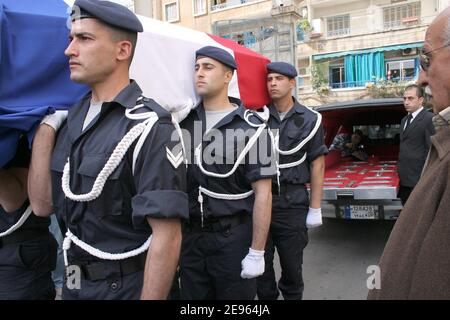 Les soldats libanais portent le cercueil du Français Michel Seurat enveloppé dans le drapeau national de son pays, lors d'une cérémonie de passation de pouvoir à Beyrouth, le 7 mars 2006. Le corps de Seurat, qui a été enlevé il y a plus de 20 ans dans le sud de Beyrouth, a été retrouvé en octobre dernier dans la capitale libanaise, identifié par analyse de l'ADN, et renvoyé mardi en France à bord d'un avion présidentiel français. Seurat, un chercheur enlevé le 22 mai 1985, a été annoncé comme mort un an plus tard dans une déclaration du groupe militant Jihad islamique, qui a déclaré que le groupe l'avait exécuté. Photo de Michael Dohrn/ABACAPRESS.COM Banque D'Images