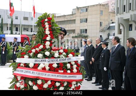 Les soldats libanais portent le cercueil du Français Michel Seurat, enveloppé dans le drapeau national de son pays, lors d'une cérémonie de passation de pouvoir à Beyrouth, le 7 mars 2006. Le corps de Seurat, qui a été enlevé il y a plus de 20 ans dans le sud de Beyrouth, a été retrouvé en octobre dernier dans la capitale libanaise, identifié par analyse de l'ADN, et renvoyé mardi en France à bord d'un avion présidentiel français. Seurat, un chercheur enlevé le 22 mai 1985, a été annoncé comme mort un an plus tard dans une déclaration du groupe militant Jihad islamique, qui a déclaré que le groupe l'avait exécuté. Photo de Michael Dohrn/ABACAPRESS.COM Banque D'Images