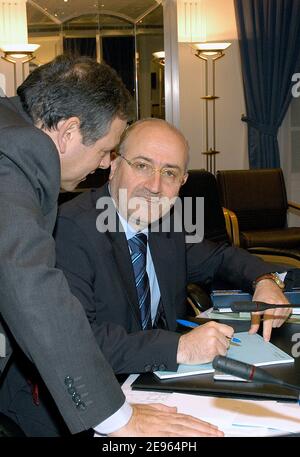 Le ministre libanais de l'information, Ghazi al-Aridi, reçoit des conseils alors qu'il prend des notes avant la cinquième journée de pourparlers internationaux qui s'est tenue au Parlement de Beyrouth, le 7 mars 2006. Les pourparlers visant à résoudre la pire crise politique du Liban en 16 ans ont été brutalement ajournés mardi et reportés d'une semaine. Al-Aridi a pris la parole pour son chef druze Walid Jumblatt, car ce dernier ne pouvait pas prendre part à des pourparlers mardi en raison de sa visite aux États-Unis. Les déclarations fortes pro-américaines et anti-syriennes faites par Jumblatt lors de son voyage ont peut-être affecté l'impasse inattendue des négociations entre les plongées libanaises Banque D'Images