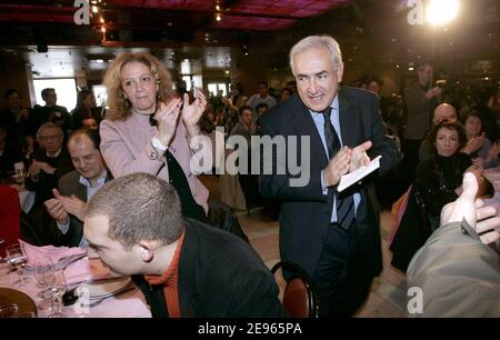 Dominique Strauss-Kahn, membre du parti socialiste français, assiste à une réunion "le grand banquet de l'alternative" organisée par lui-même dans le restaurant "Chine Massena" à Paris, France, le 12 mars 2006. Photo de Mousse/ABACAPRESS.COM Banque D'Images