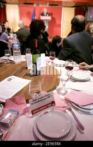 Ambiance lors d'une réunion "le grand banquet de l'alternative" organisée par Dominique Strauss-Kahn, membre du parti socialiste français, dans le restaurant "Chine Massena" à Paris, France, le 12 mars 2006. Photo de Mousse/ABACAPRESS.COM Banque D'Images