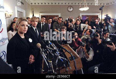 JESSICA Simpson, chanteuse et actrice AMÉRICAINE, tient une conférence de presse à Capitol Hill le 16 mars 2006 à Washington, DC, Etats-Unis, pour faire connaître le programme de l'opération Smile, qui offre un traitement gratuit et des soins après-vente aux enfants et aux jeunes adultes souffrant de malformations faciales. Elle rencontre plusieurs sénateurs, représentants et congressiste au nom de l'organisme de bienfaisance. Photo par Olivier Douliery/ABACAPRESS.COM Banque D'Images