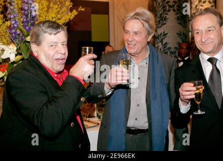 Jerry Lewis, l'acteur français Alain Delon et le maire de Paris Bertrand Delanoe claquent leurs lunettes lors d'une cérémonie qui s'est tenue à l'hôtel de ville de Paris, en France, le 16 mars 2006. Jerry Lewis a reçu la médaille de Paris du maire de Paris, Bertrand Delanoe. Photo de Romuald Meigneux/Pool/ABACAPRESS.COM Banque D'Images