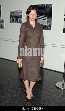 L'actrice et membre du casting Lucy Liu arrive à la première « 3 Needles », un portrait controversé de la crise mondiale du sida, qui s'est tenue au Museum of Modern Art, à New York City, NY, USA, le 18 mars 2006. Photo de Nicolas Khayat/ABACAPRESS.COM Banque D'Images