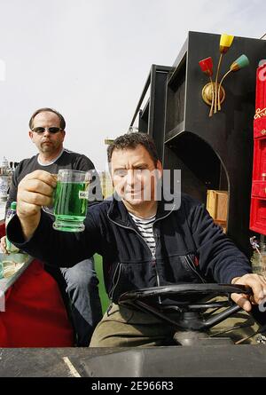 EXCLUSIF. L'artiste français Joel Tessier a construit le 'Moving Bar' pour boire quelques verres avec un ami et avoir un trajet dans le quartier, près de Bordeaux, France, le 17 mars 2006. Cette création pèse plus de 3 tonnes, mesure 10 mètres ans fonctionnant à 70 kilomètres par heure. C'est un vieux bus sans son corps. Jojo bulle a été élu le français le plus extraordinaire (le français le plus extraordinaire) au salon TF1 le 20 décembre 2008. Photo de Patrick Bernard/ABACAPRESS.COM photo de Patrick Bernard/ABACAPRESS.COM Banque D'Images