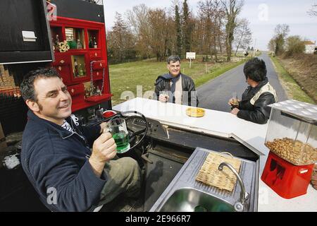 EXCLUSIF. L'artiste français Joel Tessier a construit le 'Moving Bar' pour boire quelques verres avec un ami et avoir un trajet dans le quartier, près de Bordeaux, France, le 17 mars 2006. Cette création pèse plus de 3 tonnes, mesure 10 mètres ans fonctionnant à 70 kilomètres par heure. C'est un vieux bus sans son corps. Jojo bulle a été élu le français le plus extraordinaire (le français le plus extraordinaire) au salon TF1 le 20 décembre 2008. Photo de Patrick Bernard/ABACAPRESS.COM photo de Patrick Bernard/ABACAPRESS.COM Banque D'Images