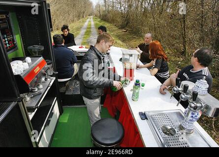 EXCLUSIF. L'artiste français Joel Tessier a construit le 'Moving Bar' pour boire quelques verres avec un ami et avoir un trajet dans le quartier, près de Bordeaux, France, le 17 mars 2006. Cette création pèse plus de 3 tonnes, mesure 10 mètres ans fonctionnant à 70 kilomètres par heure. C'est un vieux bus sans son corps. Jojo bulle a été élu le français le plus extraordinaire (le français le plus extraordinaire) au salon TF1 le 20 décembre 2008. Photo de Patrick Bernard/ABACAPRESS.COM photo de Patrick Bernard/ABACAPRESS.COM Banque D'Images